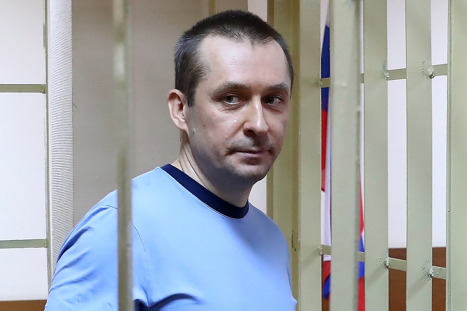 Бывший заместитель начальника управления "Т" Главного управления экономической безопасности и противодействия коррупции МВД России полковник Дмитрий Захарченко во время рассмотрения по существу его дела в Пресненском районном суде. ФОТО Антон Новодережкин/ТАСС
