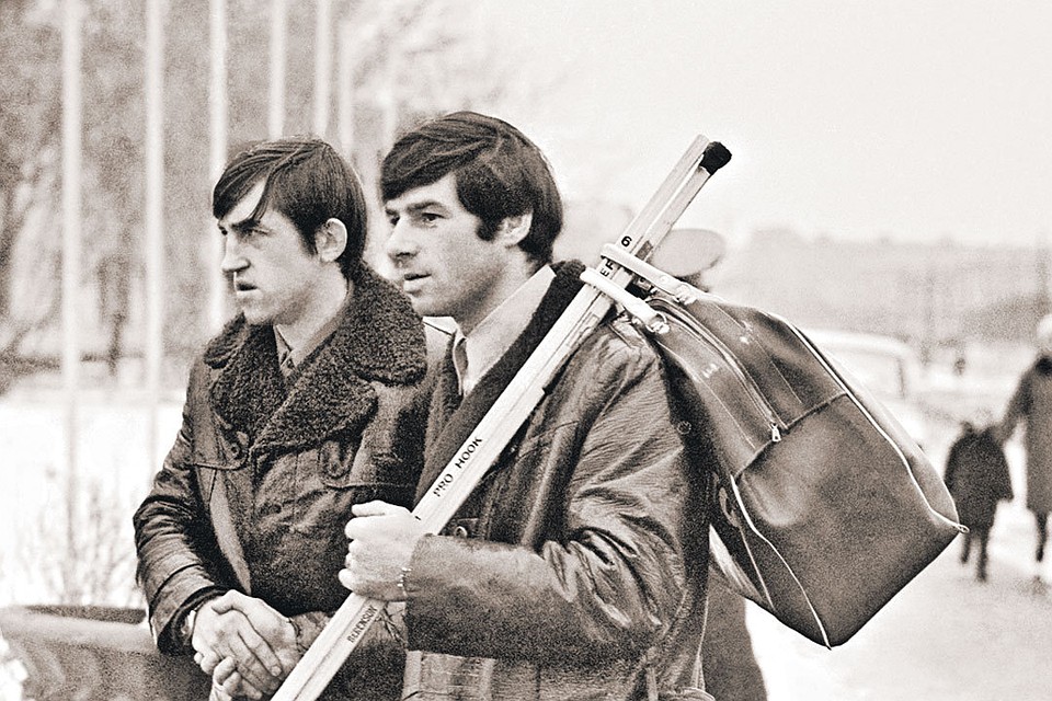 На этой фотографии, сделанной в 1974-м, нападающие ЦСКА и сборной СССР Валерий Харламов (справа) и Борис Михайлов идут на тренировку. Годы славы и выдающегося успеха еще впереди... Фото: Viktor Budan/ТАСС