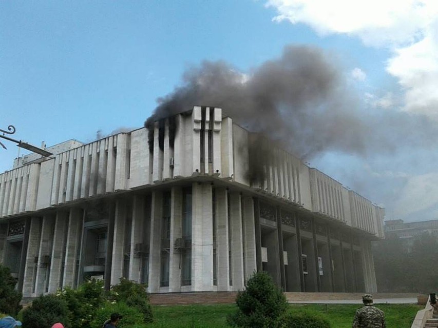 Тушением пожара заняты пять пожарных расчетов.