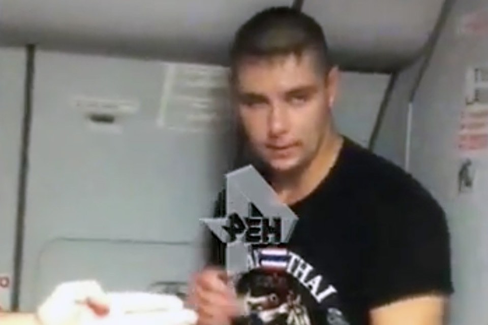 Пьяный пассажир попытался открыть дверь самолета во время полета. Фото: кадр видео "Рен ТВ"