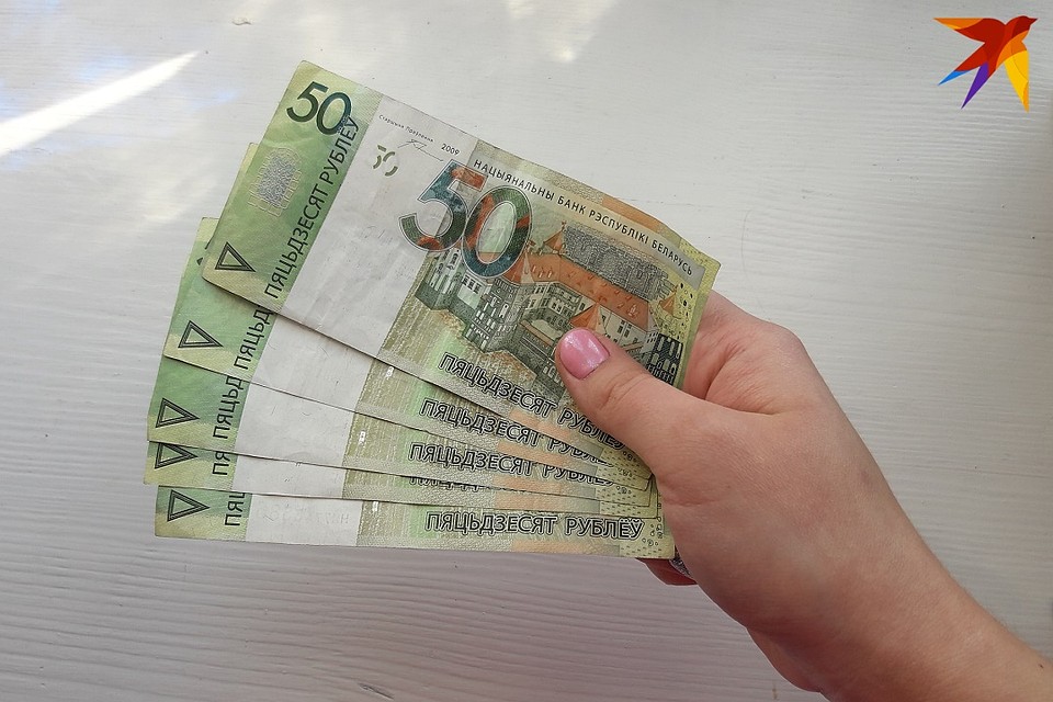 Педагогам и врачам поднимут зарплаты на двадцать процентов.