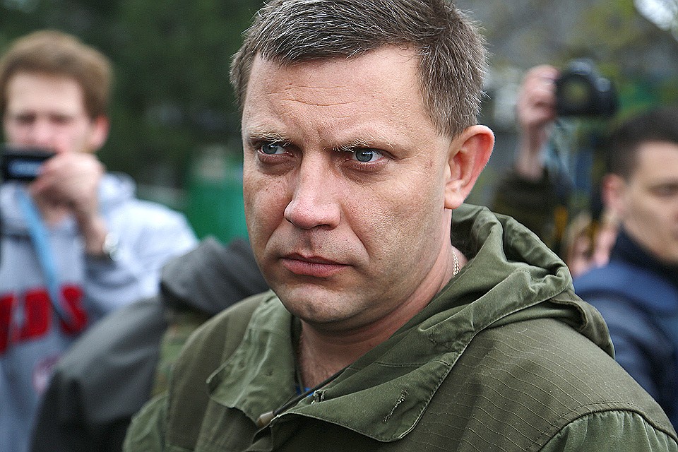 Глава Донецкой народной республики Александр Захарченко на месте обстрела контрольно-пропускного пункта у села "Еленовка", в результате которого погибли мирные жители. Весна 2016 года.