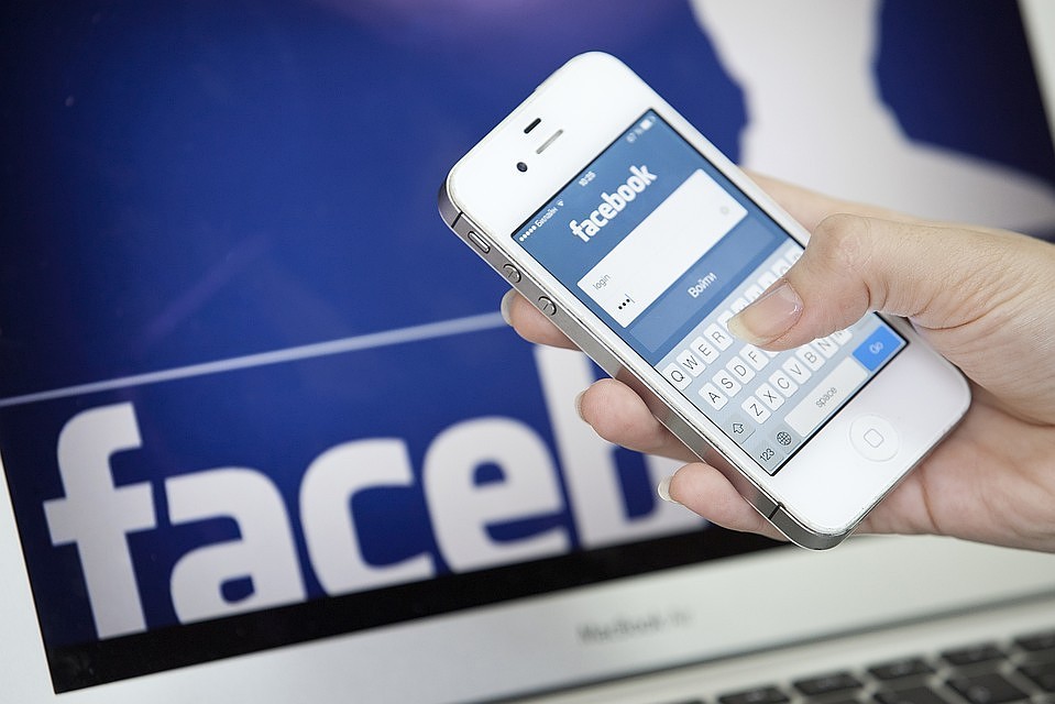 Facebook возобновил работу после масштабного сбоя