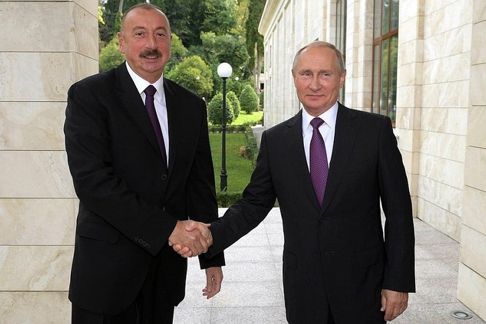 Президент РФ Владимир Путин (справа) и азербайджанский лидер Ильхам Алиев