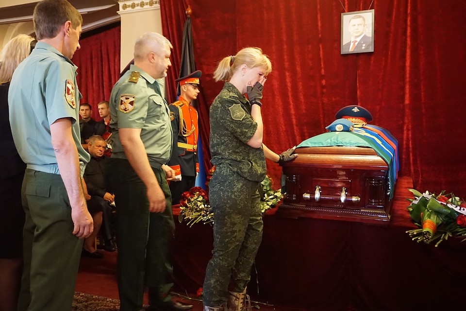 Даже военные не могут сдержать слез.