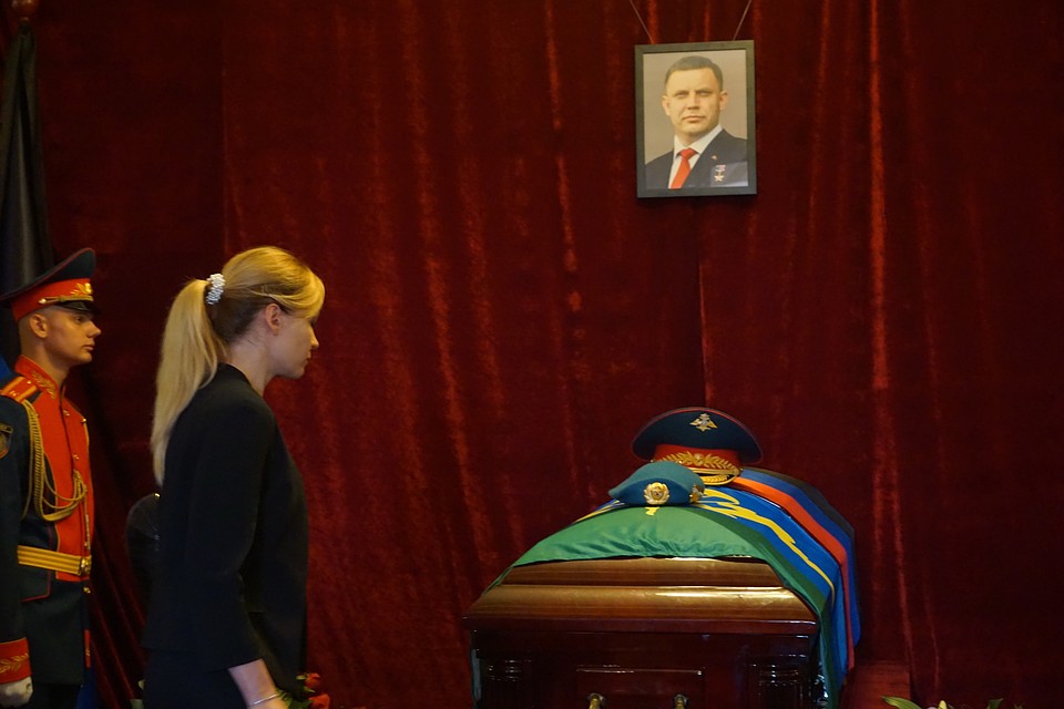 Около 13.00 гроб с телом Захарченко вынесли из места прощания