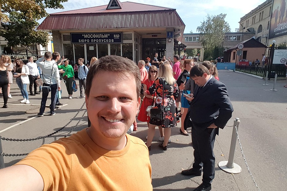 Желающие поучаствовать в съемках на проходной "Мосфильма".