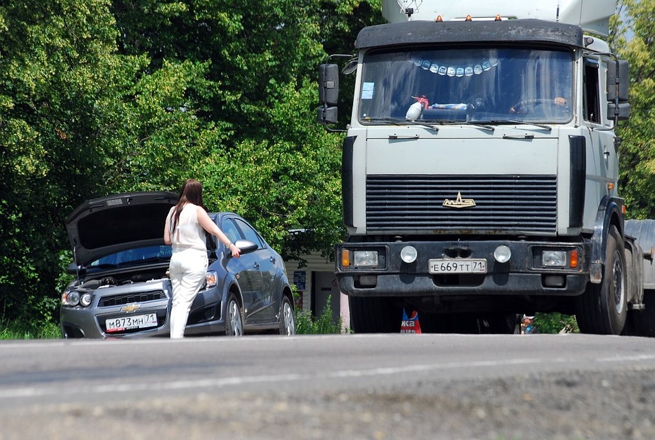 Автомобилистка несколько минут крутилась возле сломанной машины и просила помощи у проезжающих водителей.
