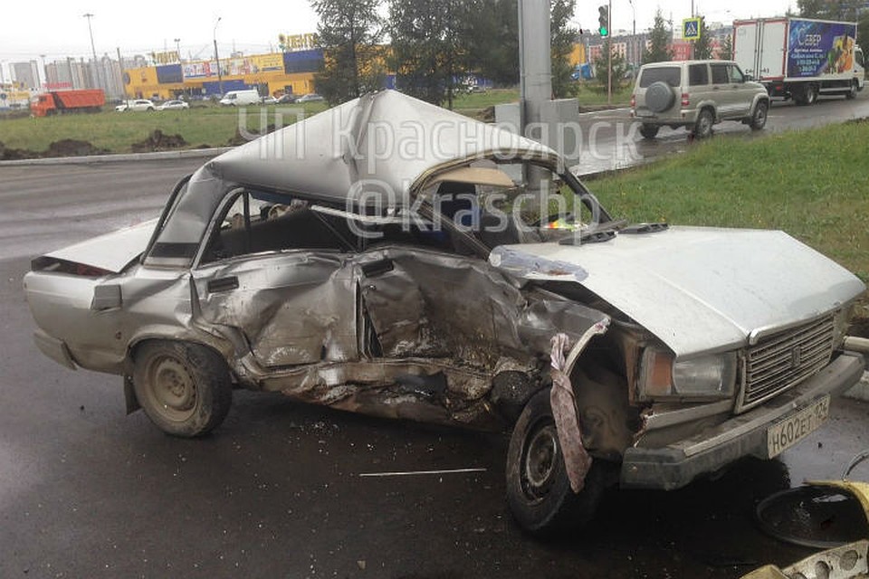 В Красноярске убегающий от ГИБДД пьяный водитель всмятку раздавил ВАЗ. Фото: ЧП - Красноярск.