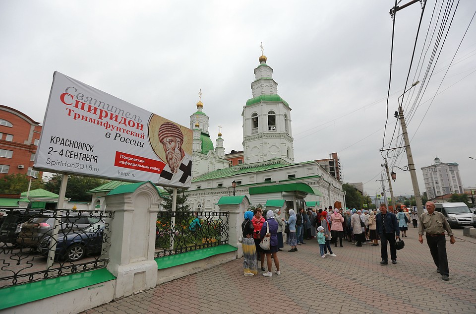 Поклониться мощам святителя Спиридона Тримифунтского красноярцы идут нескончаемым потоком.