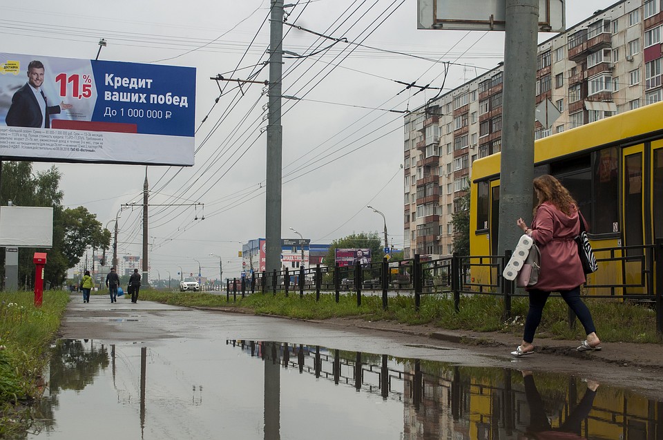 Порой даже на новых тротуарах скапливается вода