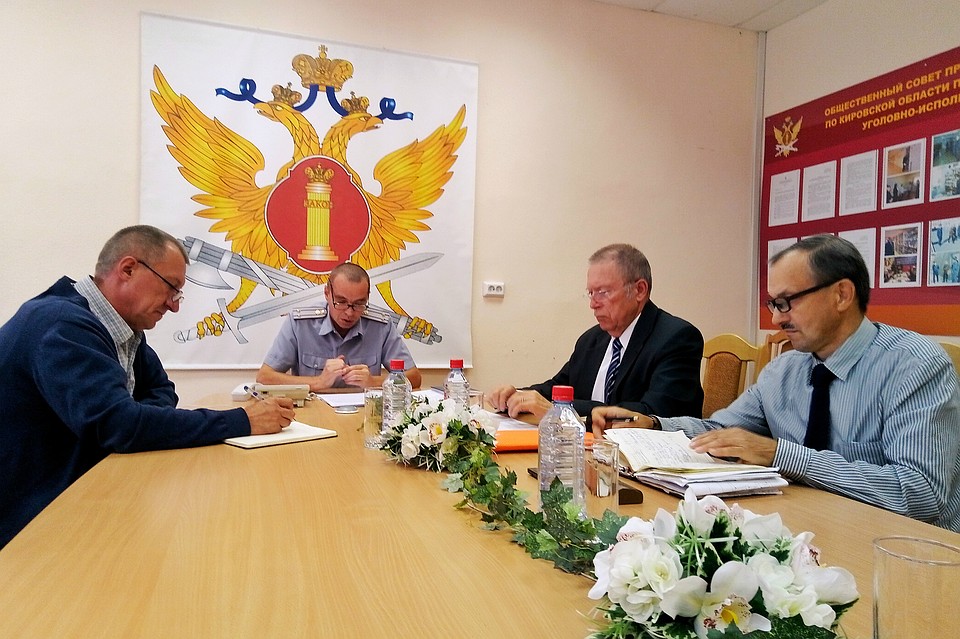 На вопросы кировчан отвечали Сергей Бронников, Дмитрий Кокорин, Михаил Кузьминых, Сергей Кропачев.