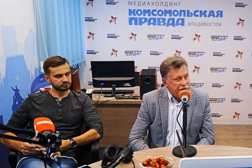 Главный синоптик Приморья Борис Кубай и пресс-секретарь Примгидромета Виктор Чулков в эфире радио "Комсомольская правда" - Приморье".