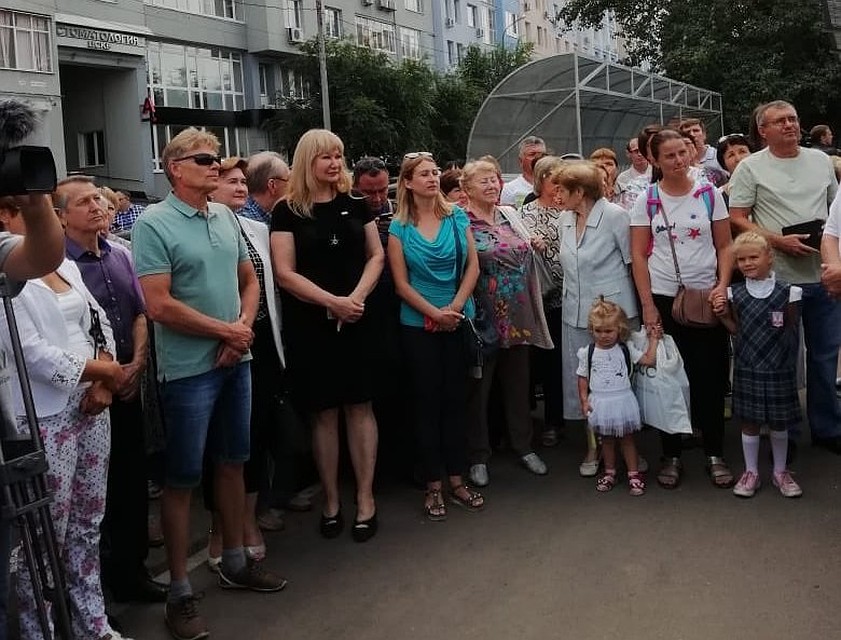 Разъяренные граждане требуют от властей ответов. Фото: Александр Хинштейн