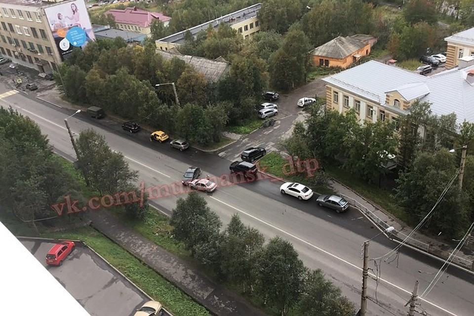 По предварительной информации, ДТП около мурманского суда обошлось без тяжелых последствий. Фото: Владимир Сенин (группа "Мурманск ДТП ЧП")