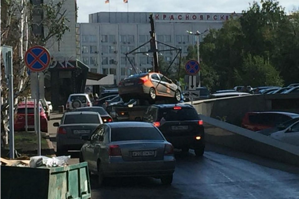 Первый Делимобиль в Красноярске эвакуировали на штрафстоянку. Фото: Геннадий ТОРГУНАКОВ, соцсети.