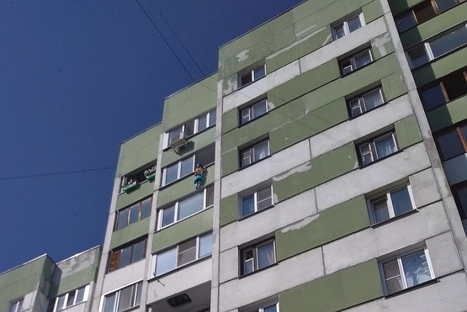 Девочка висела на карнизе 20 минут