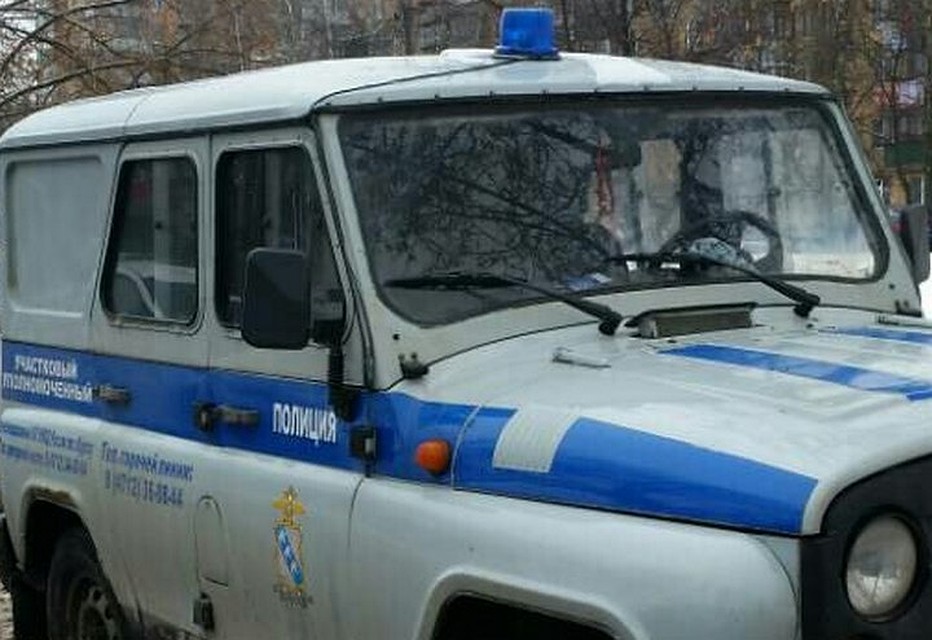 Полицейские устанавливают личность мошенника