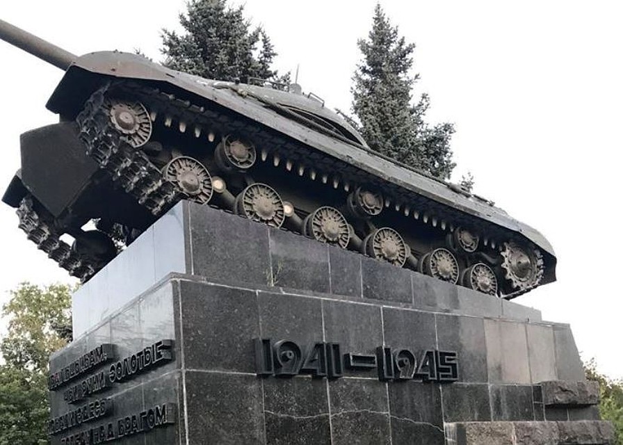 Мрамор на монументе растрескался. Памятник выглядит заброшенным. Позор! Фото: Екатерина Карпенко.