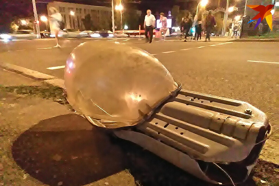 Странное ЧП в центре Гомеля: на дорогу свалился фонарь