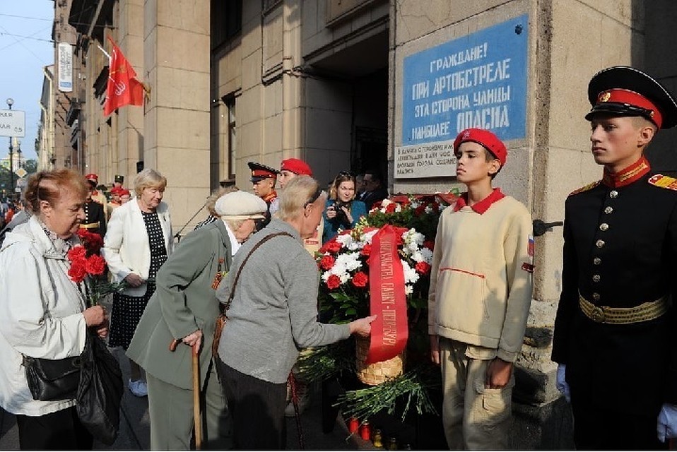На Невском проспекте возложили цветы к мемориальной доске.