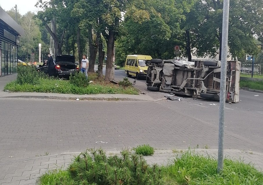 Перевернувшийся микроавтобус и подрезавший его БМВ