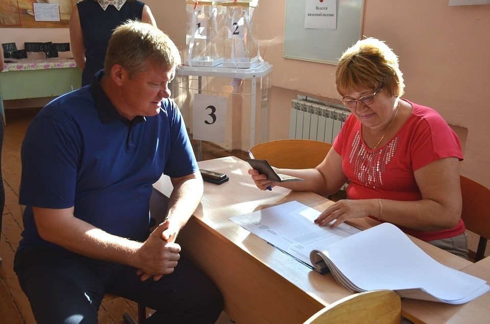 Михаил Исаев на избирательном участке