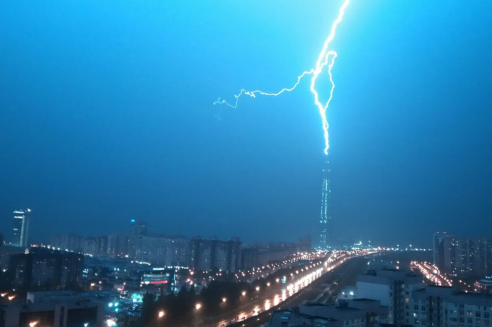 С верхушки башни электричество отправляется прямиком в землю. Фото: Сообщество «ДТП и ЧП | Санкт-Петербург» в «ВКонтакте»