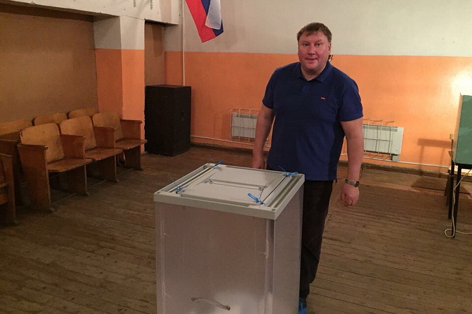 Александр Братчиков проголосовал в Стремутке. Фото: Избирательная комиссия Псковской области.
