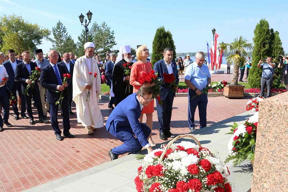 Возложить цветы к памятнику пришли первые люди города