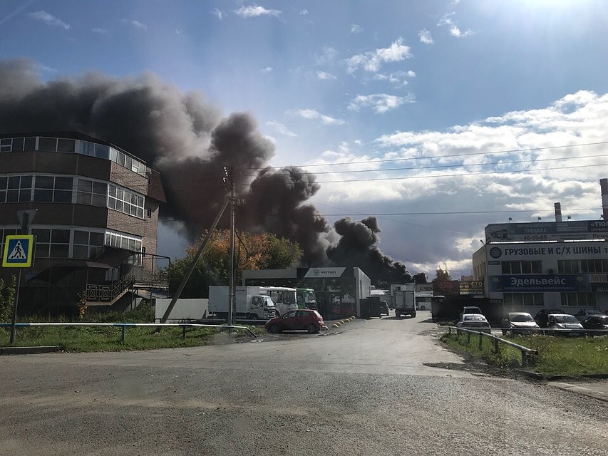 Крупный пожар на Лесобазе в Тюмени. Фото Антона Тюменцева vk.com