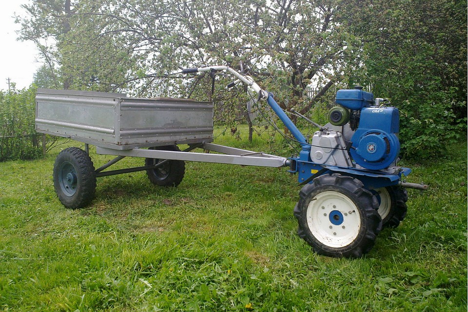 Мальчик зацепился за прицеп транспортного средства и упал под колеса. Фото: agrolain.ru