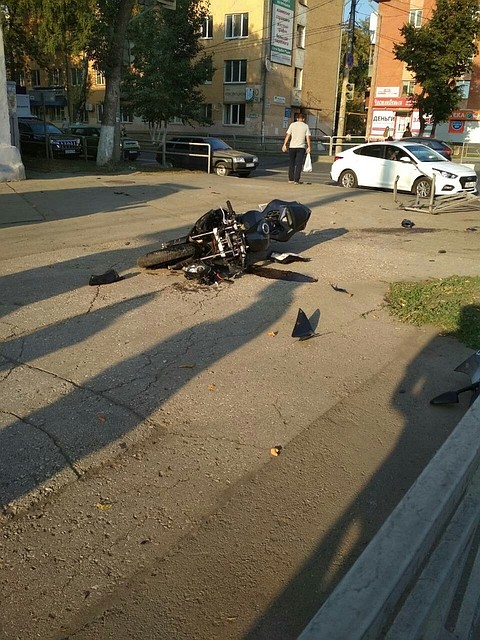 Мотоцикл лихача получил серьезные повреждения ФОТО: https://vk.com/dtp_sam