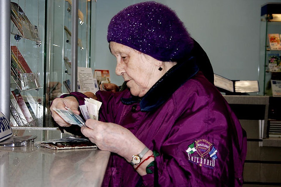 Ннработающие малоимущие пенсионеры получат федеральную доплату.