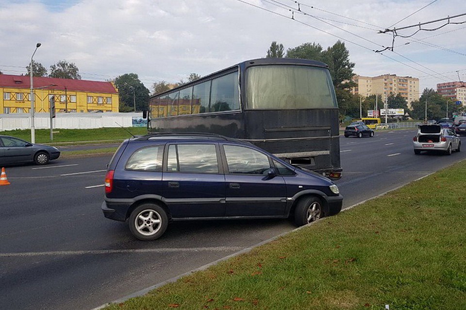 В Минске у автобуса отказали тормоза – он врезался в две машины. Фото: УГАИ ГУВД Мингорисполкома.