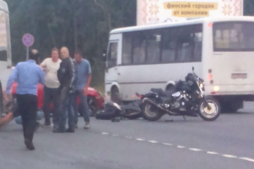Друг погибшей женщины помогал доставать ее из-под автобуса. Фото: "ДТП и ЧП | Санкт-Петербург" ВКонтакте