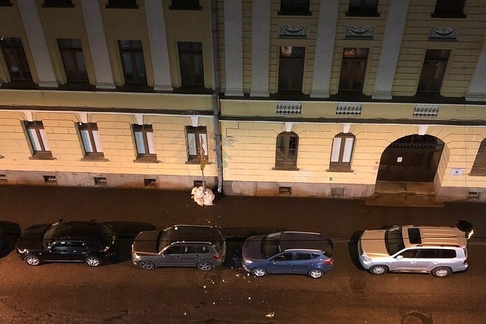 На Дивенской улице часть фасада обрушилась на припаркованные машины. Фото: vk.com/unreleased_dtp