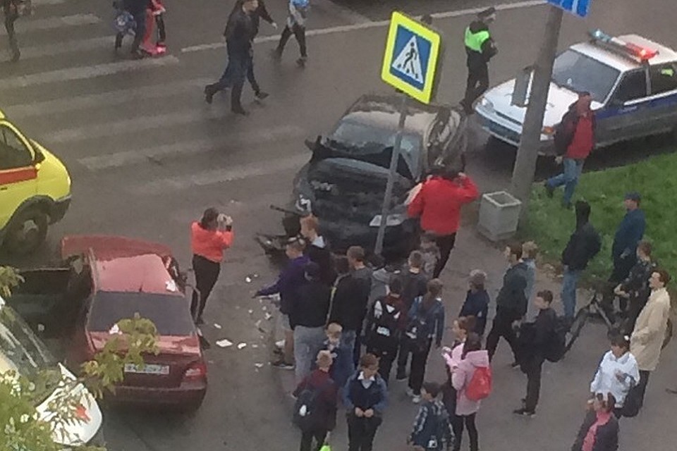Фото очевидцев из https://vk.com/dtp.cherepovets