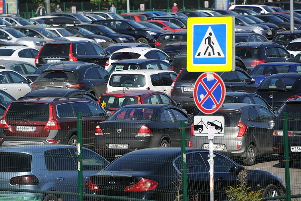 Псковских автомобилистов заранее просят составлять маршруты объезда, чтобы не попасть в пробку.