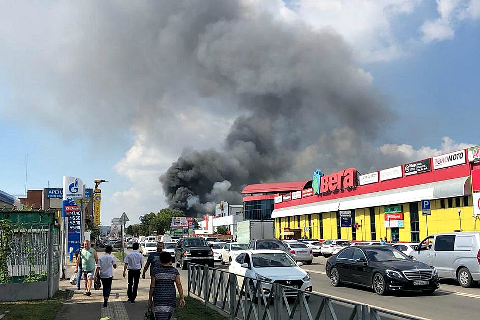 Очевидцы сообщают, что огонь перекинулся на соседний склад.
