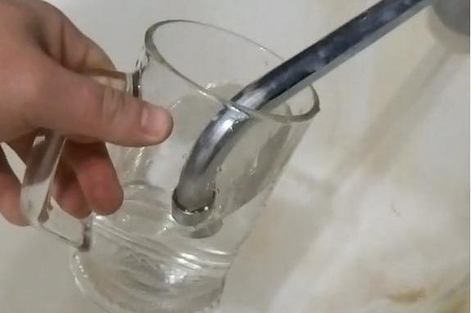 Кран пьет воду