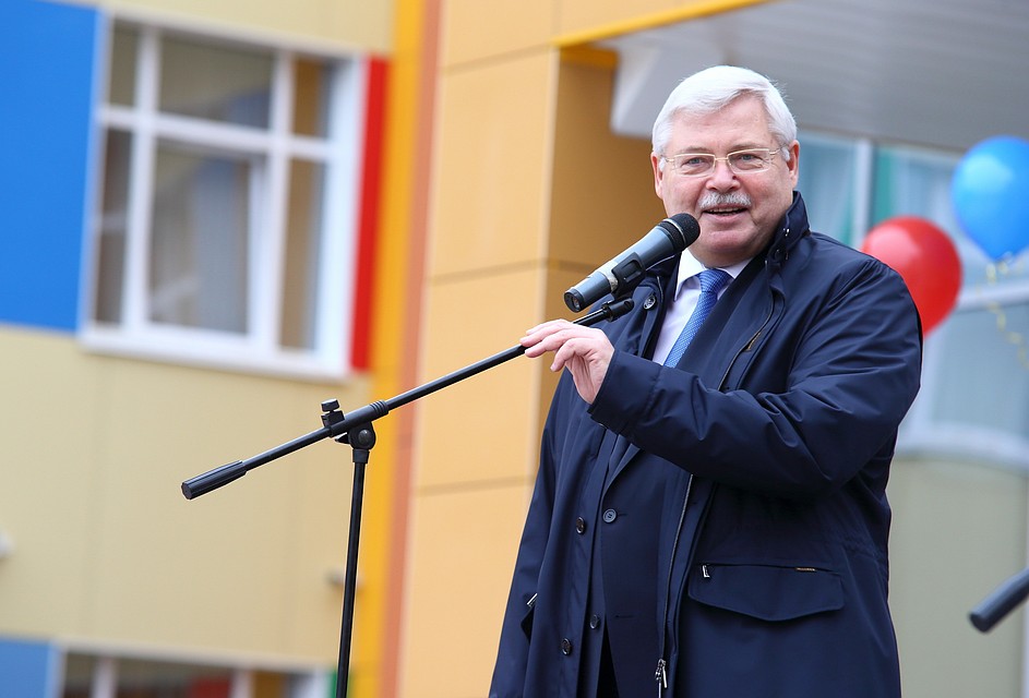 В День знаний губернатор Томской области Сергей Жвачкин побывал на торжественных линейках в новых школах. Автор фото: Игорь КРАМАРЕНКО.