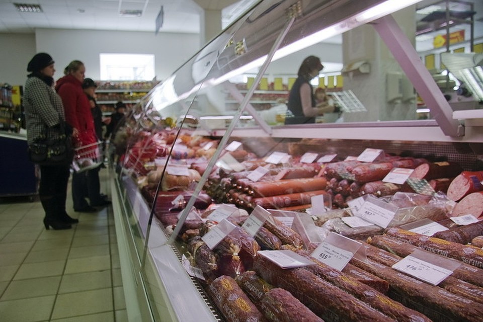 В крупных торговых сетях и небольших продуктовых магазинчиках на территории Псковской области за минувшую неделю подорожали свинина, сосиски, сардельки и вареные колбасы.