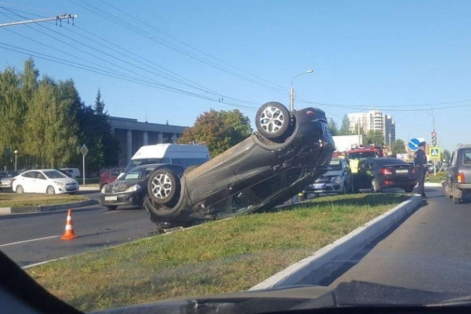 Автомобиль перевернулся после столкновения