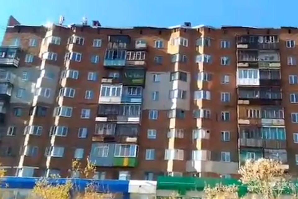 В Норильске недавно отремонтированная крыша приветливо машет прохожим. Фото, видео: Норильск Новости.