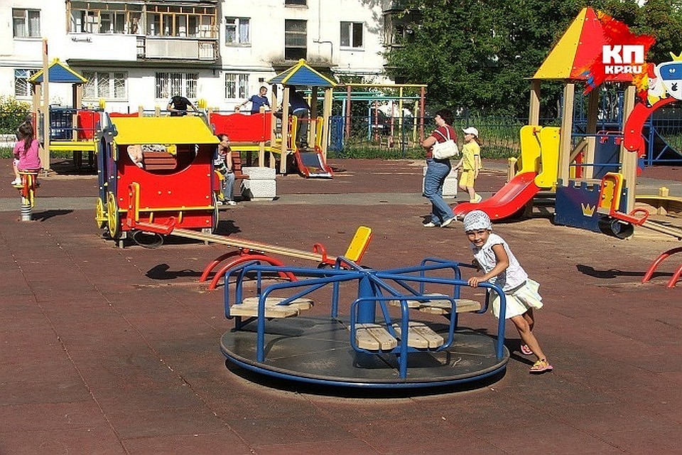 Дети мирно играли на детской площадке Фото: Архив КП в Ижевске