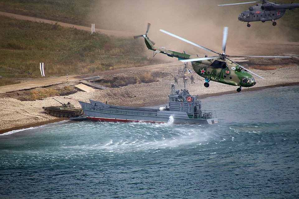 В рамках масштабных маневров «Восток-2018» морпехи отрабатывали высадку десанта на побережье.