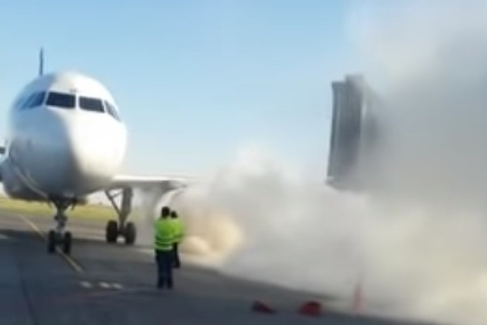 В аэропорту Астаны у самолета загорелся двигатель после посадки