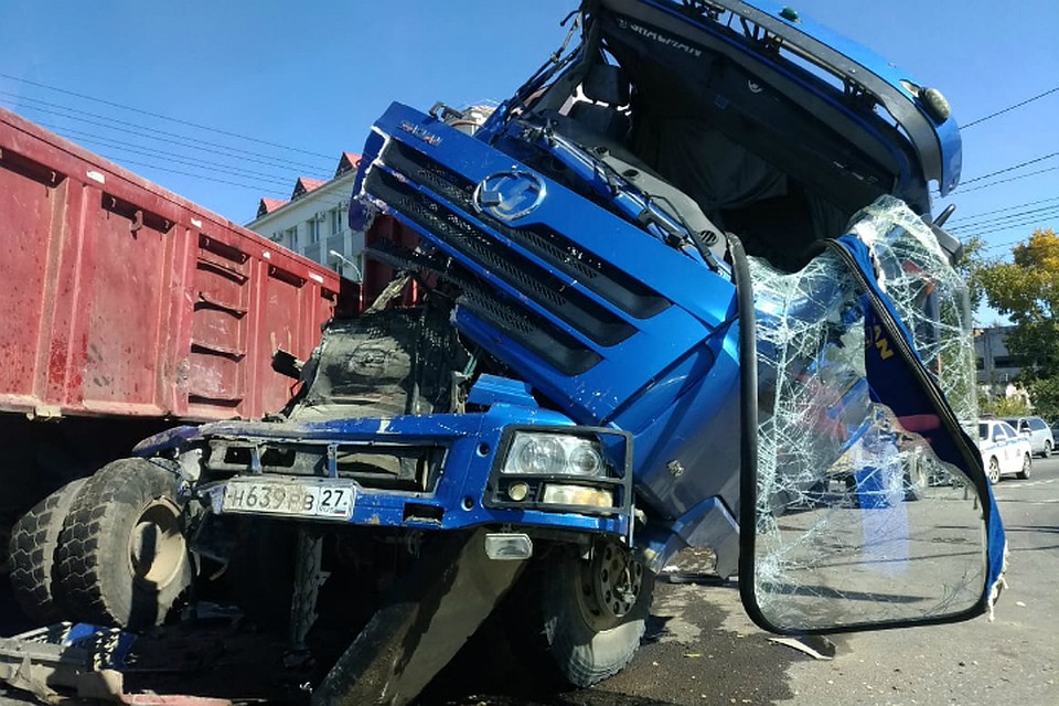 В жуткое ДТП на перекрестке в Хабаровске попали самосвал и тягач