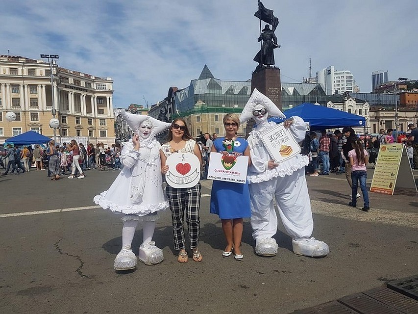 Сотни жителей Владивостока пришли поддержать онкобольных детей. Фото: Ольга Ильченко
